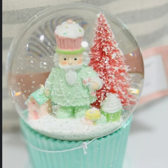 Christmas Cupcake Snow Globe Pastel Colors Musical Candy Land Theme Hoilday - Picture 10 of 14
